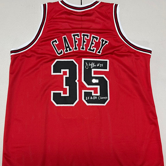 JASON CAFFEY Signed Chicago Bulls Red Basketball Jersey 2x NBA Champ Inscription Beckett COA